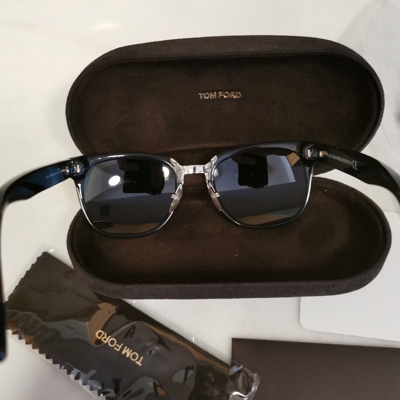 Tom Ford sunglasses with suede case - Picture 7 of 7